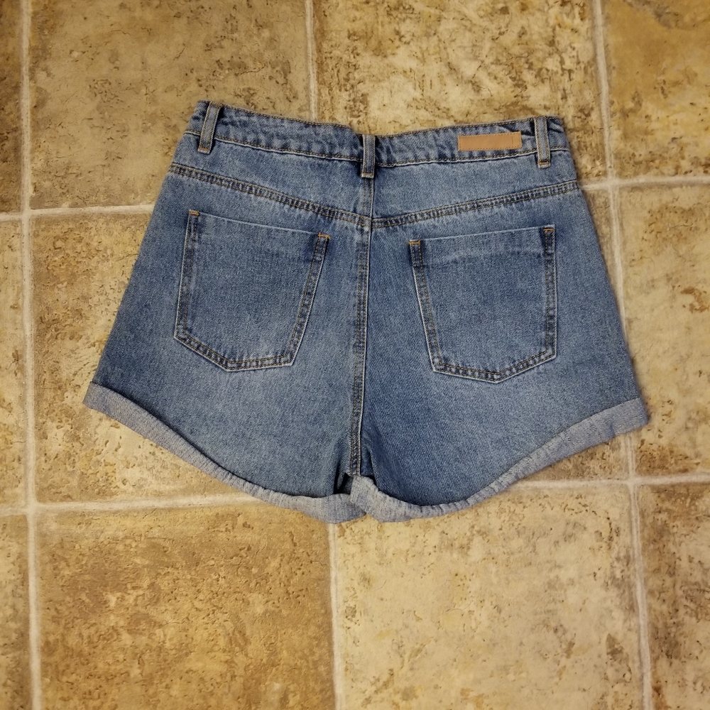 Shorts - Picture 2 of 3